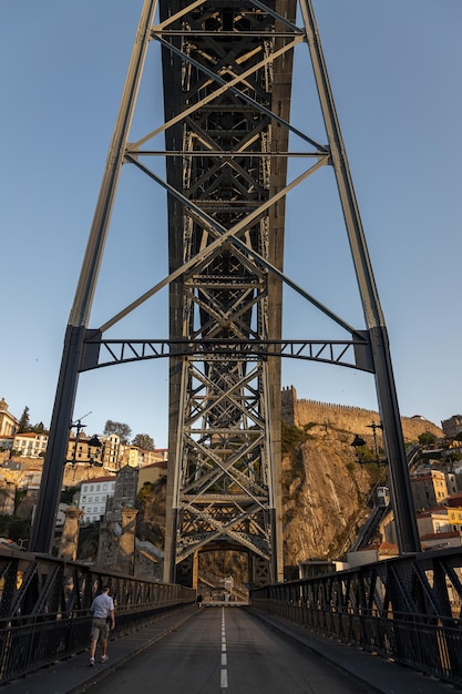 Foto brug over de rivier de douro in de stad porto in de herfst in portugal