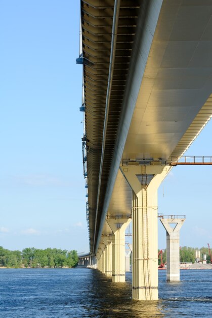 Brug over de rivier de Wolga, Rusland