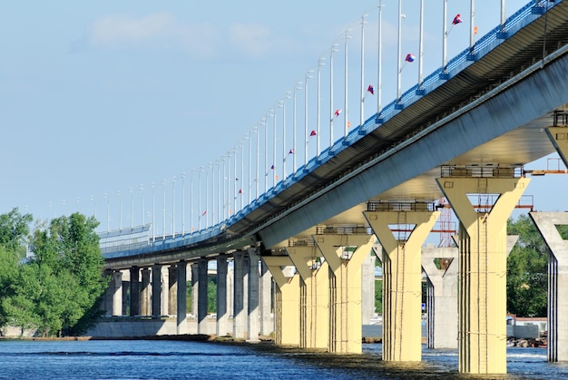 Brug over de rivier de wolga, rusland