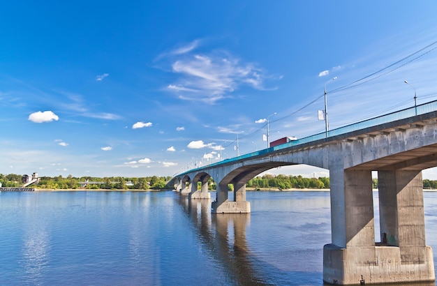 Brug over de rivier de Wolga