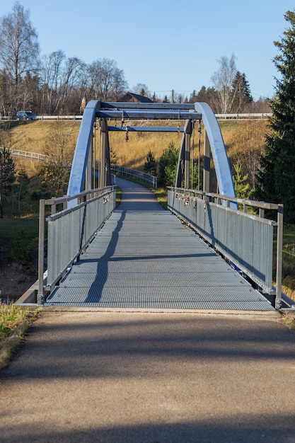 brug over de rivier in de herfst