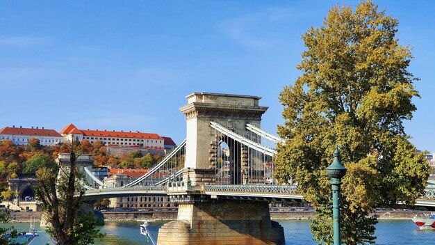 Foto brug over de rivier in de stad