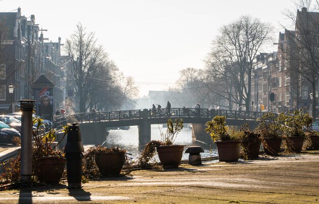 Foto brug over de rivier in de stad