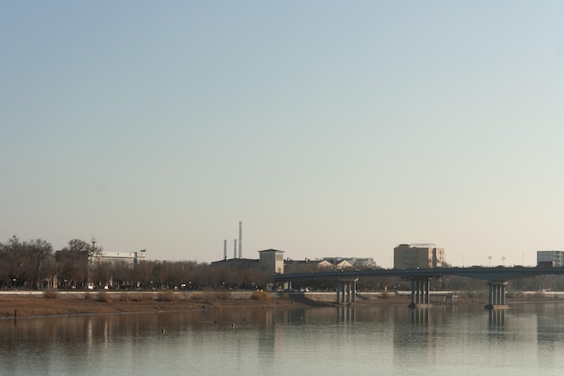 Brug over de rivier in een moderne Centraal-Aziatische stad