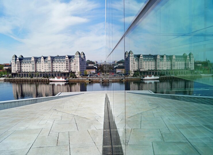 Foto brug over de rivier met gebouwen op de achtergrond