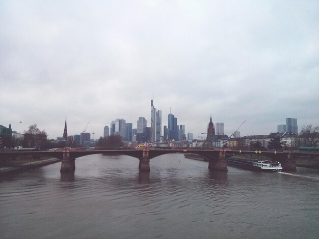 Brug over de rivier met stadsbeeld op de achtergrond