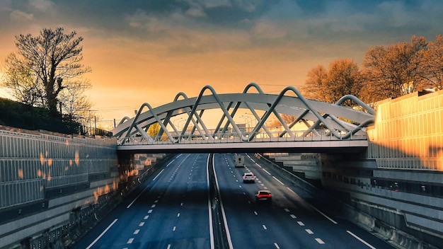 Foto brug over de rivier tegen de hemel bij zonsondergang