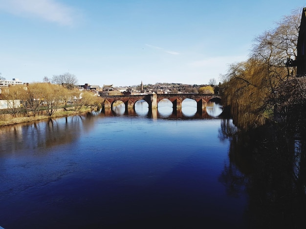 Foto brug over de rivier tegen de lucht