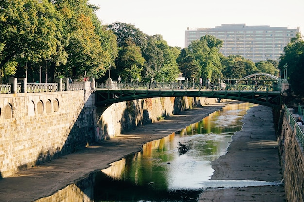 Brug over de rivier tegen de lucht