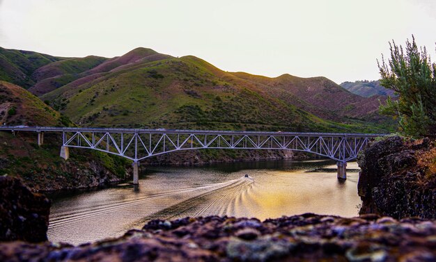 Foto brug over de rivier tegen de lucht