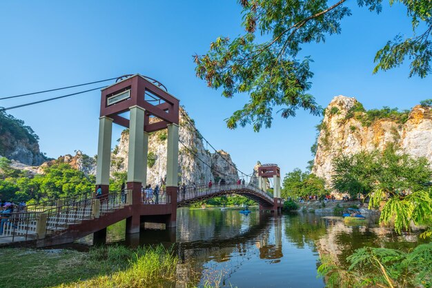 Foto brug over de rivier tegen een heldere blauwe hemel.