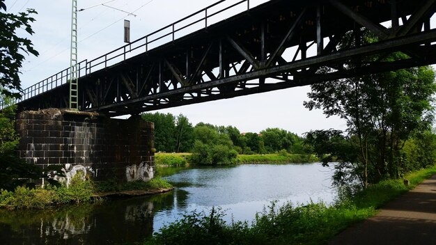 Foto brug over de rivier