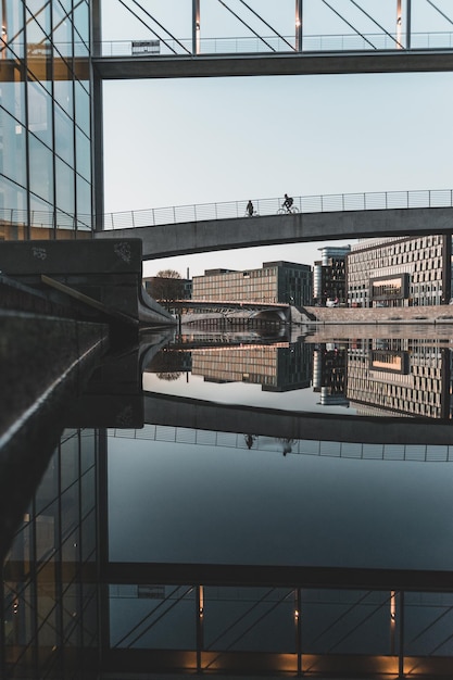 Foto brug over de rivier