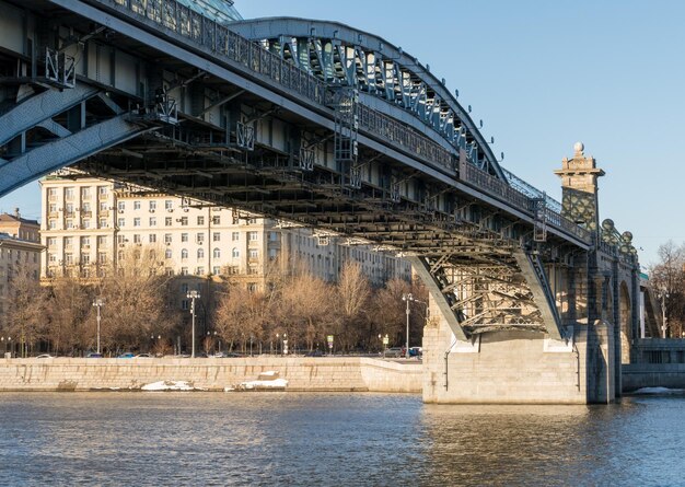 Foto brug over de rivier