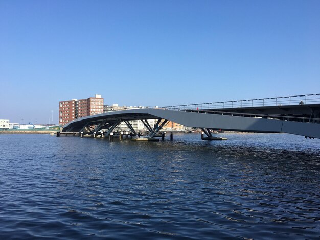 Foto brug over de rivier