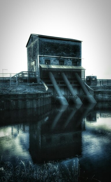 Foto brug over de rivier