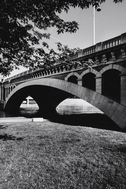 Foto brug over de rivier