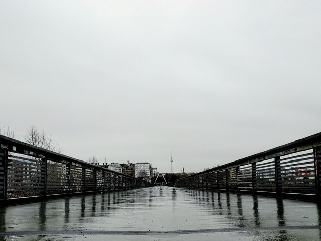 Brug over de rivier