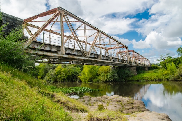 brug over de rivier