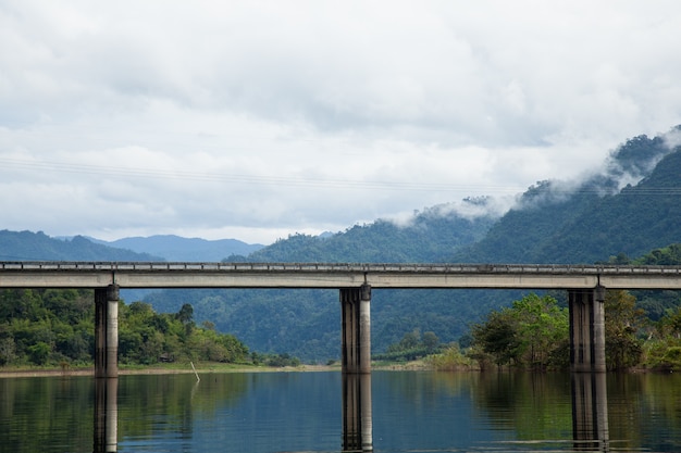 Brug over de rivier.