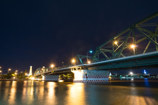 Brug over de rivier