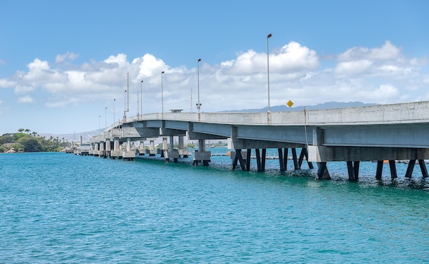 Brug over de zee tegen de blauwe hemel