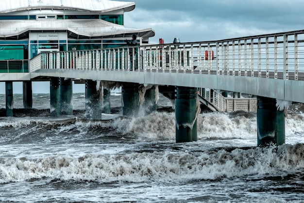 Foto brug over de zee tegen de lucht