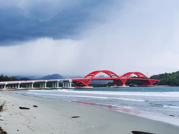 Foto brug over de zee tegen de lucht