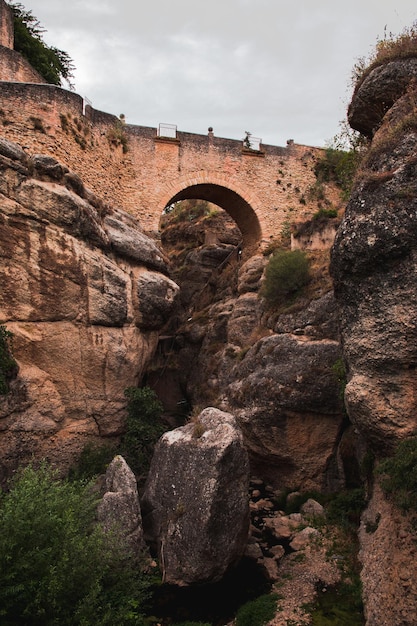 Brug over een canyon met een rivier