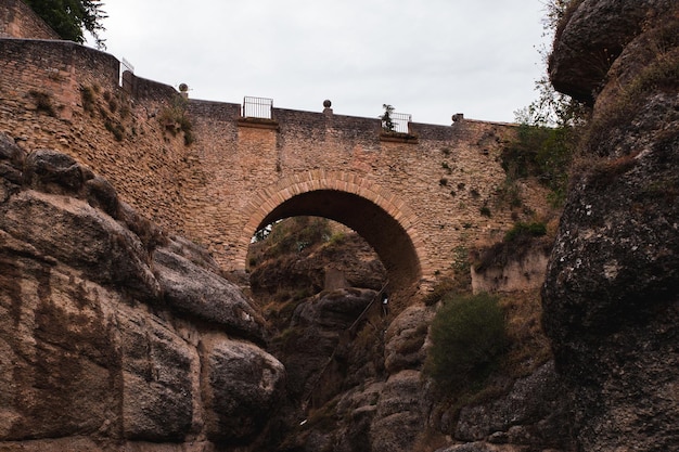 Brug over een canyon met een rivier