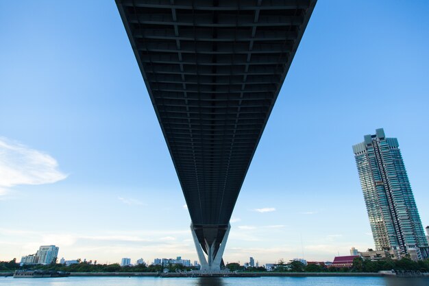 Brug over een grote rivier.