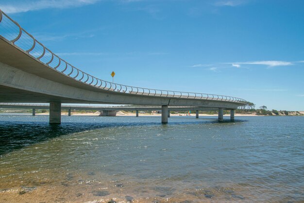 Brug over een meer