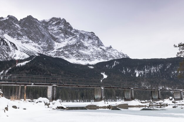 Brug over het meer eibsee