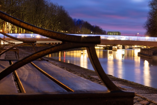 Foto brug over het meer tegen de lucht