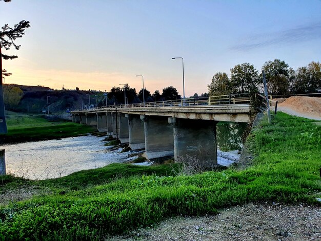 Foto brug over het veld tegen de lucht