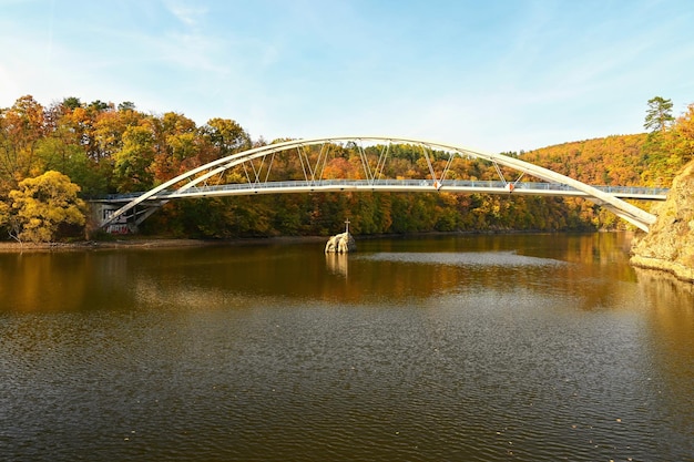 Brug over het water Kleurrijk herfstlandschap Natuur op de Brno-dam Tsjechië Europa