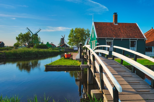 Brug over kanaal bij windmolens op Zaanse Schans in Holland. Zaandam, Nederland