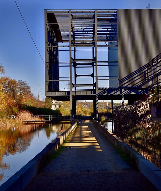 Foto brug over kanaal door gebouwen tegen de lucht in de stad