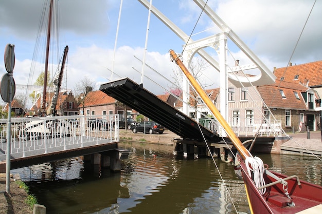 Brug over kanaal door gebouwen tegen de lucht