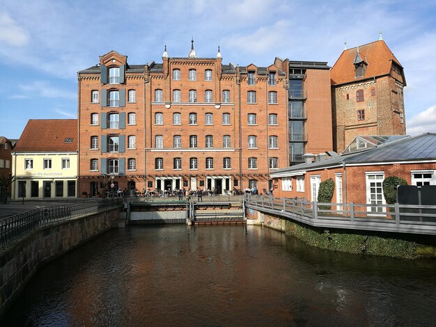 Foto brug over kanaal te midden van gebouwen in de stad