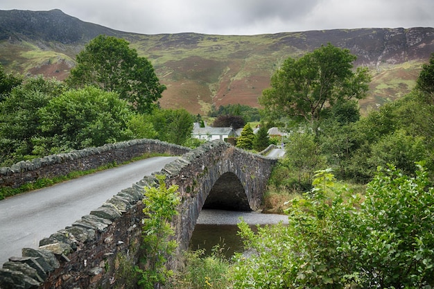 Brug over kleine rivier bij Grange in Lake District