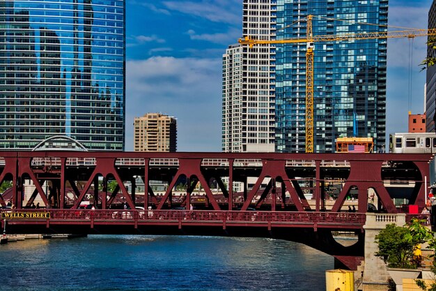 Foto brug over rivier door gebouwen tegen de lucht in de stad