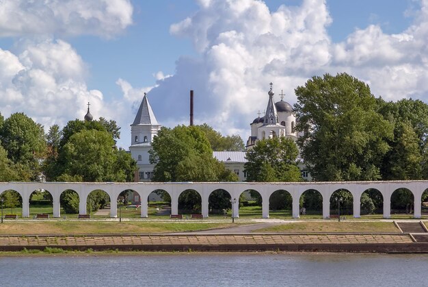 Foto brug over rivier door gebouwen tegen de lucht