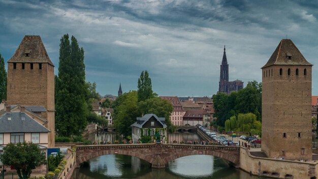 Brug over rivier in de stad tegen bewolkte lucht