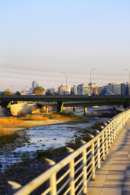 Foto brug over rivier in de stad tegen de lucht