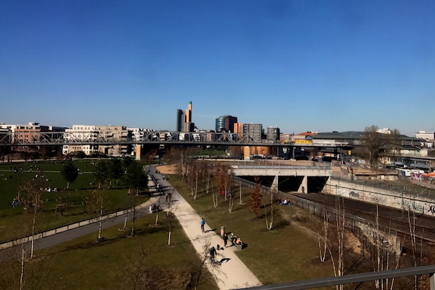 Foto brug over rivier in de stad tegen een heldere lucht