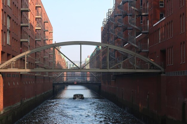 Foto brug over rivier in de stad tegen een heldere lucht