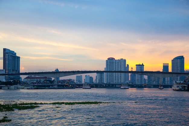 Brug over rivier in de stad van Bangkok.