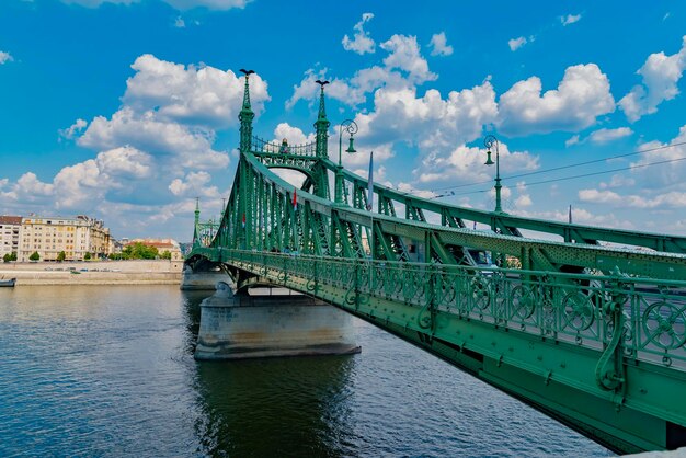 Foto brug over rivier tegen bewolkte lucht