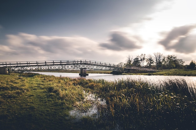 Brug over rivier tegen de lucht